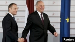 Եվրամիության խորհրդի նախագահ Դոնալդ Տուսկը (ձախից) և Լատվիայի նախագահ Անդրիս Բերզինշը Արևելյան գործընկերության գագաթնաժողովում, Ռիգա, 21-ը մայիսի, 2015թ․