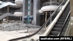 В Ашхабаде сносят здание супермаркета "Йимпаш"