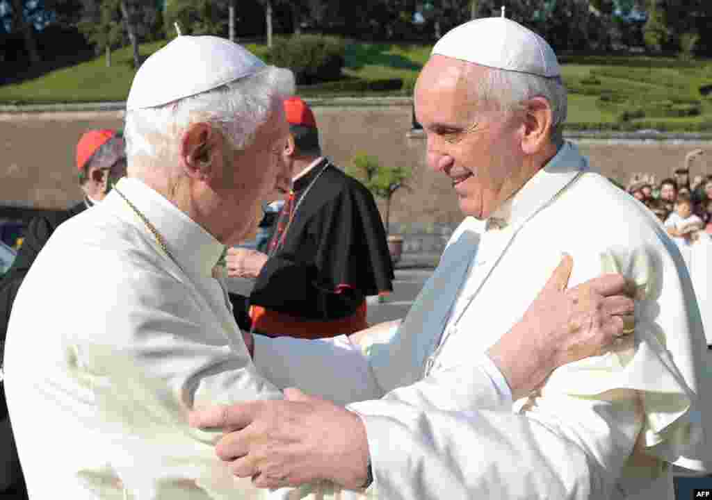 Хорхе Марио Бергольо со своим предшественником Бенедиктом XVI
