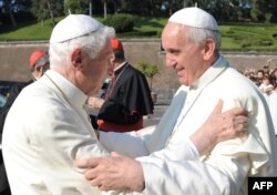 Уникальное событие в истории церкви: встреча двух пап. Франциск и Papa Emeritus Бенедикт XVI. Ватикан, июль 2013 года