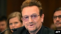 Bono duke folur mbrëmë në një nënkomitet të Senatit amerikan 