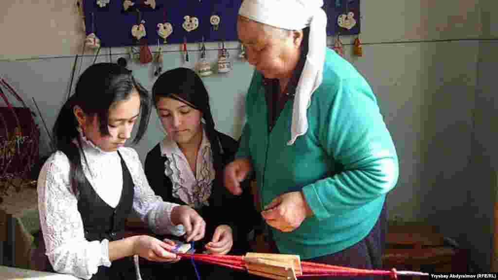 Kyrgyzstan: Totukan Oskonbaeva, Handcrafting teacher in Jalal Abad with her students in the class