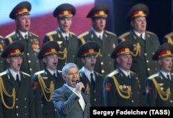 Певец Олег Газманов выступает на торжественном вечере, посвященном 85-летию ВДВ