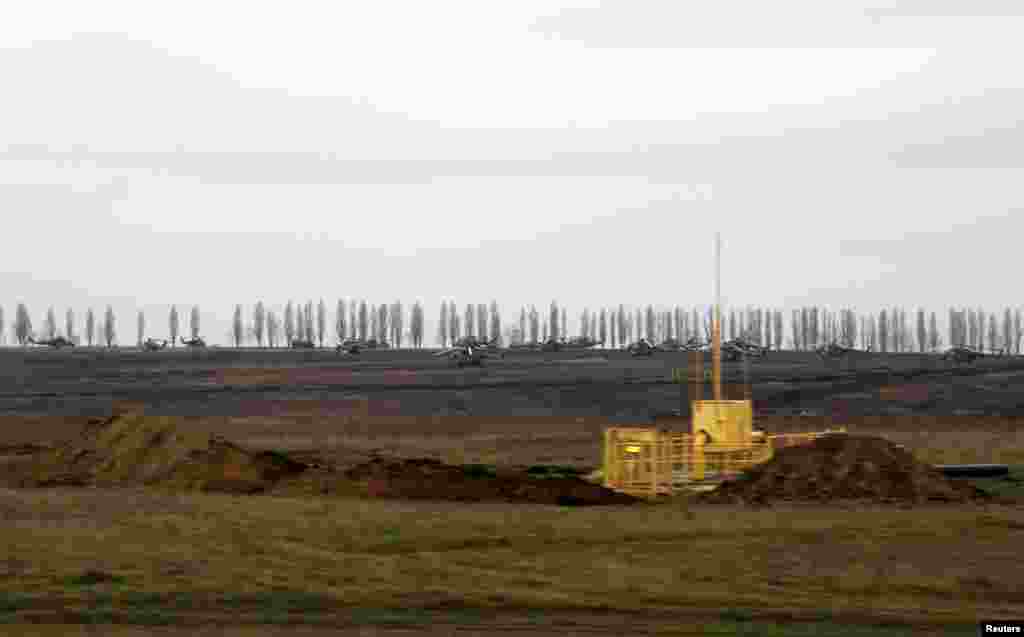 Російські бойові гелікоптери в полі недалеко від селища Сєвєрний (40 км. від кордону з Харківською областю), 9 квітня 2014 року