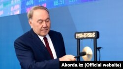 Қазақстан президенті Нұрсұлтан Назарбаев "Астана" халықаралық қаржы орталығы сауда биржасының жұмысын бастау рәсіміне қатысып тұр. Астана, 14 қараша 2018 жыл