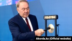 Президент Нұрсұлтан Назарбаев Астанадағы қаржы орталығында биржадағы сауданы бастауға белгі беріп тұр. 14 қараша 2018 жыл.