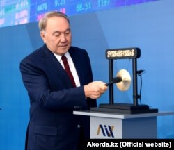 Тогдашний президент Казахстана Нурсултан Назарбаев открывает торги на бирже Международного финансового центра "Астана". 14 ноября 2018 года