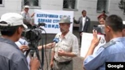 Укук коргоочу Равшан Гапиров сотторго каршы Оштогу нааразылык чарада, 6-июль, 2006-жыл.
