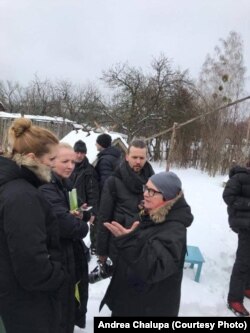 Андреа Халупа та Аґнєшка Холланд на зйомках фільму «Ціна правди» в Україні