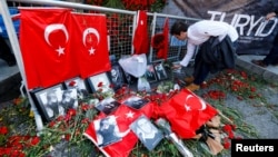 Мужчина возлагает цветы у входа в клуб, в котором в результате вооружённого нападения погибли 39 человек. Стамбул, 3 января 2017 года.