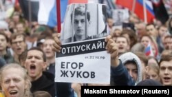 Плакат в поддержку Егора Жукова на одной из протестных акций в Москве