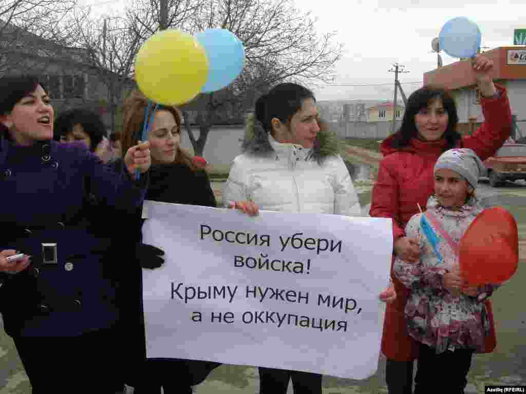 Qadınlar cenk ve işğalge qarşı, Ukrainanıñ barışığı ve bütünligine qol tutuv mitinginde, Aqmescit, 2014 senesi mart 8 künü