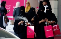 Саудовские женщины в торговом центре в Эр-Рияде