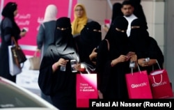 Саудовские женщины в торговом центре в Эр-Рияде. Декабрь 2017 года