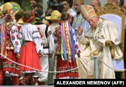 Папу вітають діти. Київ, 25 червня 2001 року