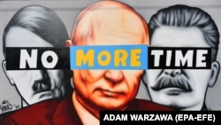  Мурал с изображением Гитлера, Путина и Сталина, созданный художником Tuse, на стене в городе Гданьске, Польша, 22 марта 2022 года 