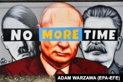 „Nu din nou!” scrie pe o pictură murală care îi înfățișează pe Hitler, Putin și Stalin. Gdansk, în nordul Poloniei, 22 martie 2022.
