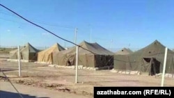 Карантинная зона в палаточном лагере в Туркменабаде. Туркменистан