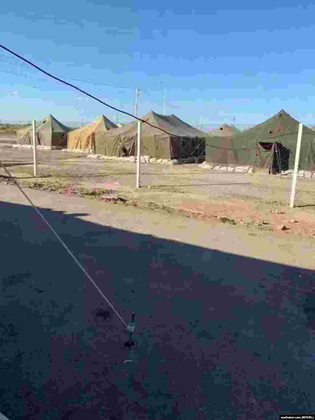 Карантинный лагерь для пациентов с подозрением на COVID-19 на окраине Туркменабада, сентябрь, 2020.