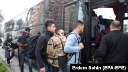 Refugiați sirieni se îmbarcă în autobuz cu destinația Edirne, aproape de granița europeană