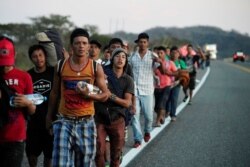 Мігранти ідуть пішки по шосе до Сполучених Штатів. Чахуїс, Мексика. 21 січня 2021 року