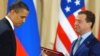 دمیتری مدودف (راست)، رییس جمهور روسیه و باراک اوباما، رییس جمهور آمریکا، روز پنجشنبه معاهده کاهش زرادخانه هسته ای دو کشور را در پراگ امضاء کردند.