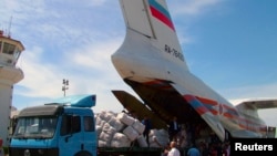Розвантаження гуманітарної допомоги з Росії владі Сирії на летовищі міста Латакії, 28 травня 2013 року, фото державного агентства SANA. Повстанцям у Сирії Росія не допомагає