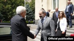 Премьер-министр Никол Пашинян (справа) приветствует президента Италии Серджио Маттареллу, Ереван, 31 июля 2018 г.