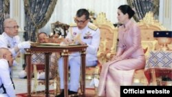 Kral Maha Vajiralongkorn və kraliça Suthida Vajiralongkorn nikah mərasimində