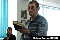 Сотрудник газеты "Мегаполис" Александр Тонкопрядченко. Алматы, 23 января 2013 года.