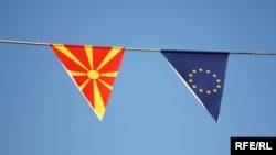 Македонско знаме и знамето на ЕУ 