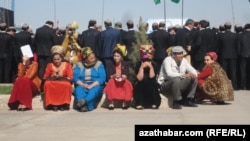 Býujet işgärleri köpçülik çäresine gatnaşýar. Illýustrasiýa suraty. Türkmenistan