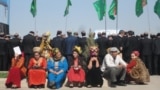 В Туркменистане участники многочисленных массовок представляют все слои населения - бюджетников, фермеров, студентов, школьников, воспитанников детских садов и пожилых людей. 