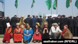 Госслужащие - участники праздничных мероприятий, Туркменистан