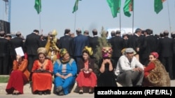 Türkmenistanda köpçülikleýin çärelere gatnaşýan adamlar.