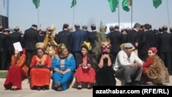 Türkmenistanda býujet işgärleri wezipe borçlaryndan başga-da, mejbury köpçülikleýin çärelere çekilýärler. (arhiw suraty)