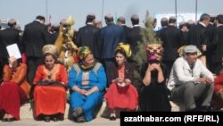 Türkmenistanda geçirilen köpçülikleýin çäreleriň birine gatnaşan býujet işgärleri (Arhiw suraty)