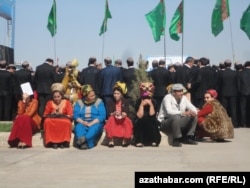 Mejbury çärä çekilen býujet işgärleri. Arhiw suraty. Illýustrasiýa.