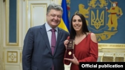 Украинанын президенти Петро Порошенко менен ырчы Жамала.