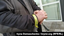 Браслет «Крым – это Украина» на руке Эдема Бекиров