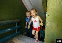 Local children leave a bomb shelter they had been using as living quarters after their homes were destroyed in shelling not far from the front line in Donetsk, eastern Ukraine. (file photo)