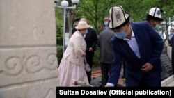 Kyrgyz President Sooronbai Jeenbekov lays flowers at the Mothers' Tears memorial in Osh on June 10.