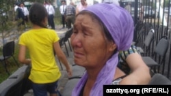 Мать погибшего при операции в Шубарши полицейского Нурлана Алпысбая, Ануза Балманова. Поселок Шубаркудык, Актюбинская область, 22 июня 2012 года.