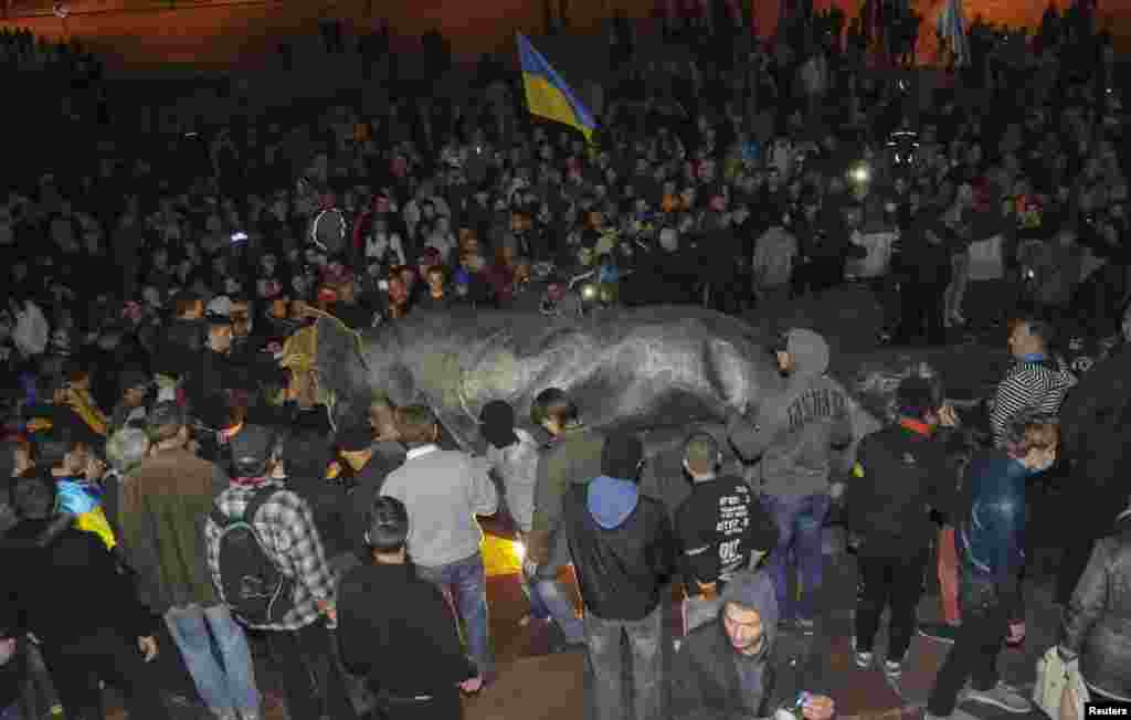 Люди оточили пам&#39;ятник після його повалення 