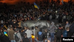 28 сентября 2014 года на центральной площади Харькова активисты снесли памятник Ленину