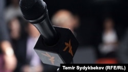 Микрофон с логотипом «Азаттык Медиа».