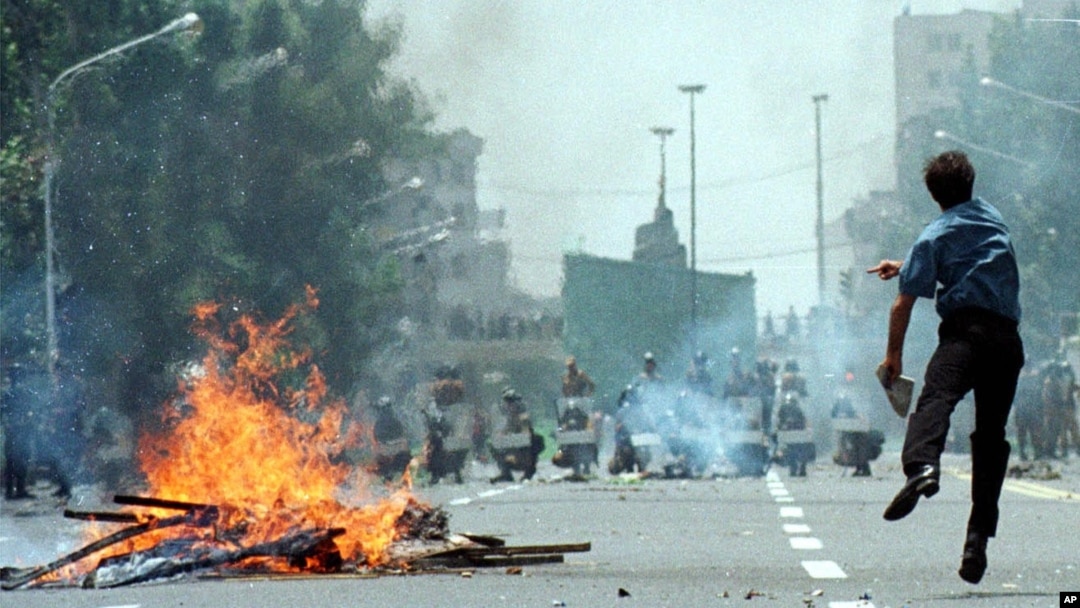 درگیری پلیس و معترضان در ناآرامی‌های تیرماه ۷۸