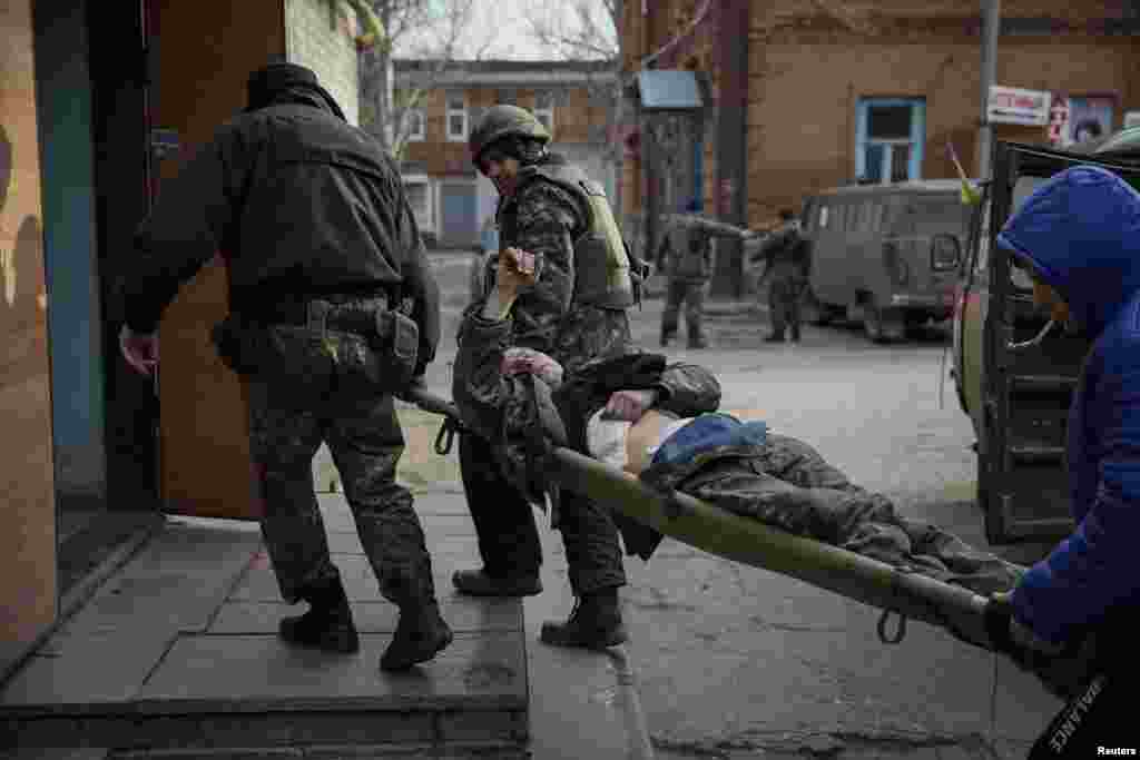 Пораненого українського вояка доправляють у шпиталь Артемівська, 8 лютого 2015 року