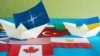 Бумажные кораблики с флагами НАТО и Украины. 8-9.07.2016. В Варшаве проходит саммит НАТО