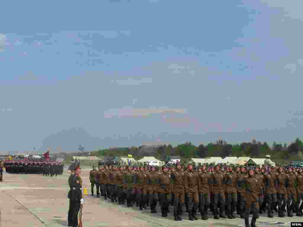 У київському параді візьмуть участь 75 російських та 130 білоруських вояків. 
